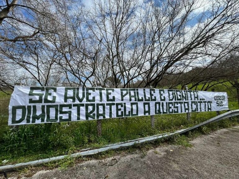 Striscione tifosi Avellino