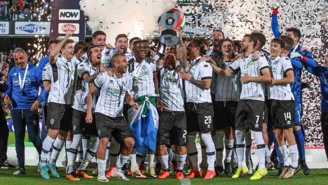 Cesena durante la premiazione per la vittoria del campionato di Lega Pro-interno