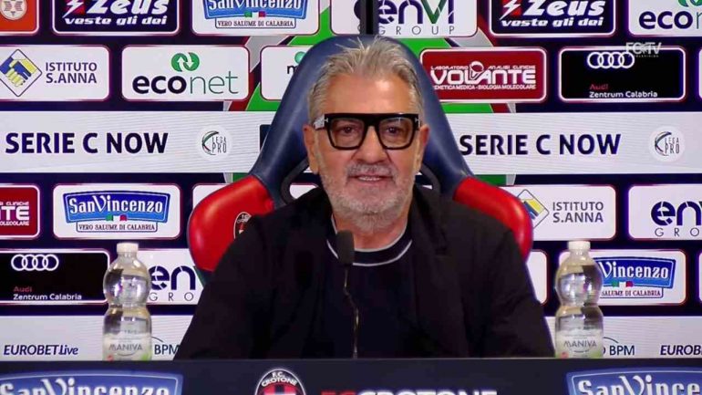 Il presidente del Crotone, Gianni Vrenna, in conferenza stampa