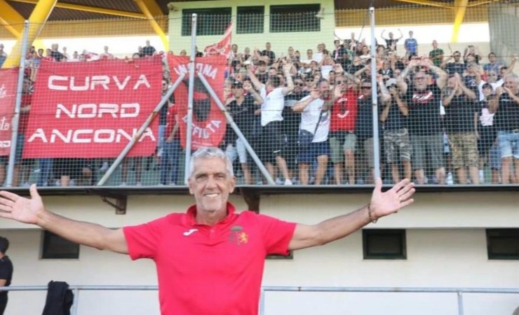 L'allenatore Massimo Gadda posa con i tifosi dell'Ancona prima dell'amichevole estiva con il suo Ravenna