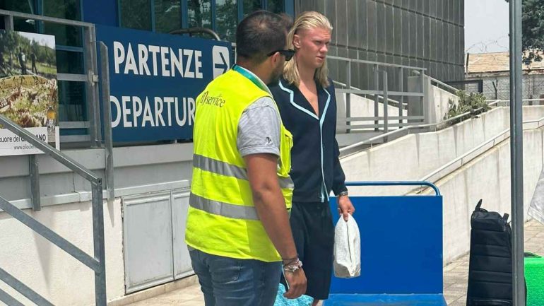 Erling Haaland atterra all'aeroporto Gino Lisa di Foggia