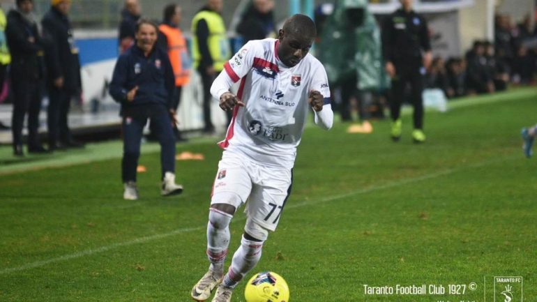 Mamadou Kanoute in azione con la maglia del Taranto