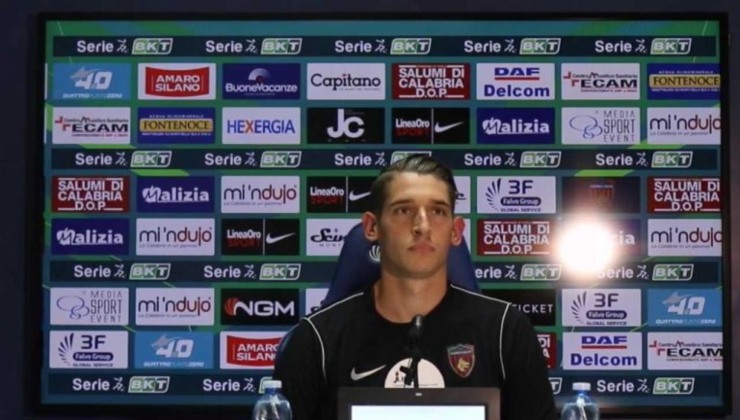 Marson durante una conferenza stampa con la maglia del Cosenza