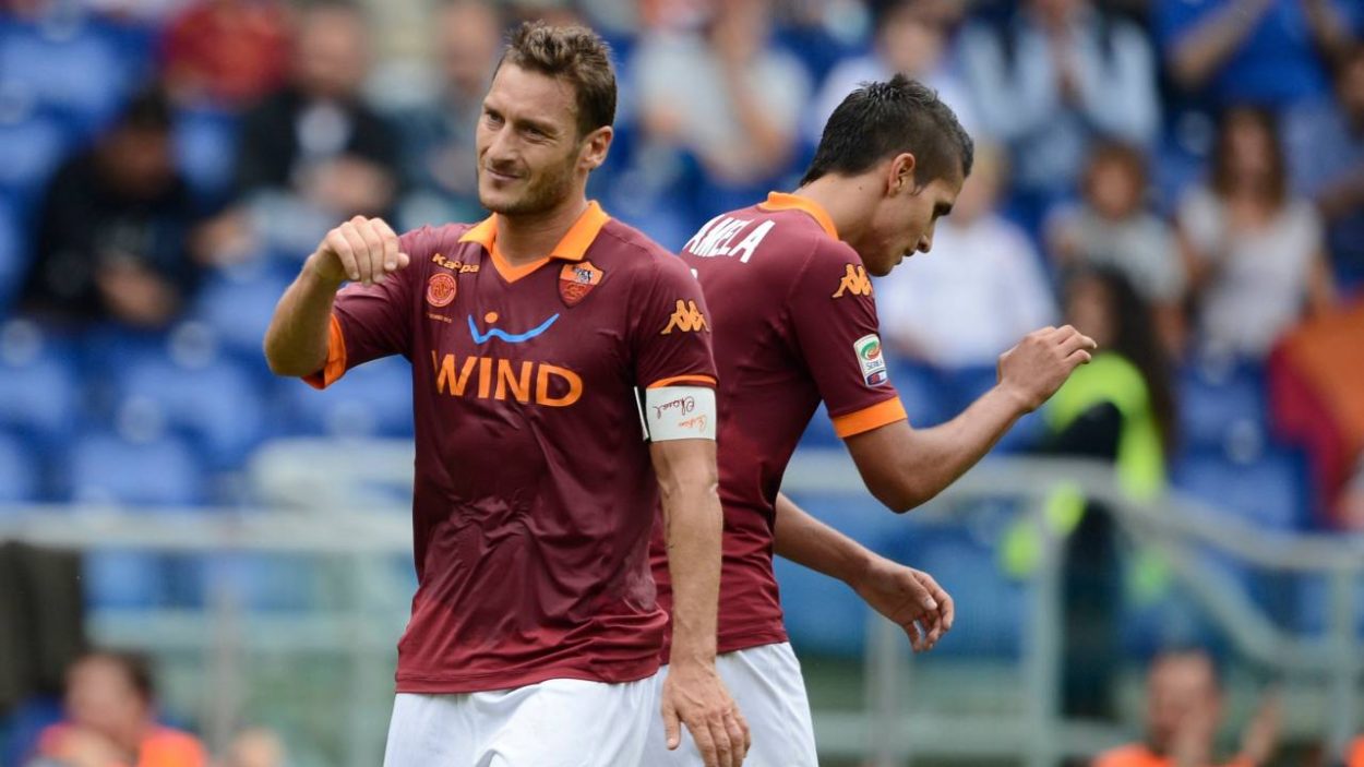 Francesco Totti ed Erik Lamela con la maglia della Roma