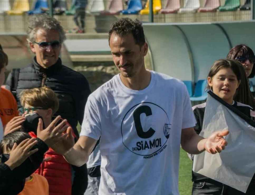 Gagliardi con la maglia della Pianese nel giorno della promozione