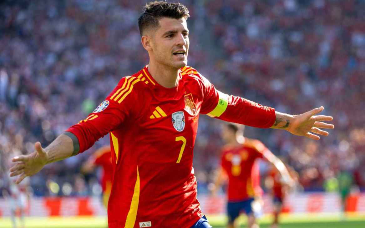 Morata esulta con la maglia della Spagna agli Europei.