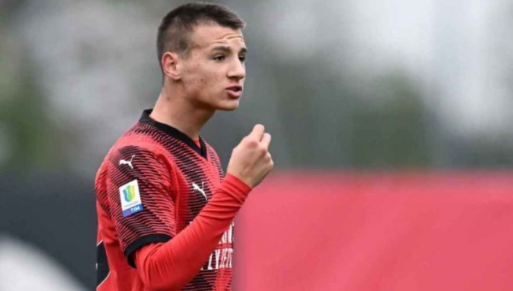 Francesco Camarda in azione con la maglia del Milan Primavera 