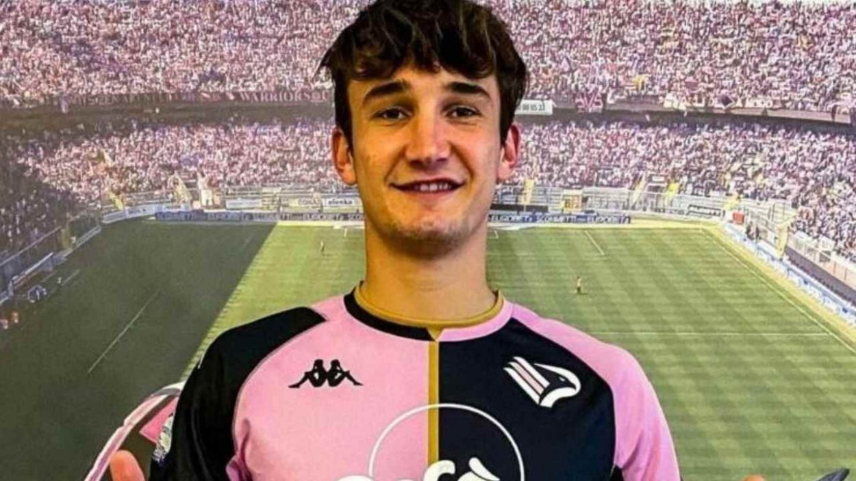 Samuele Damiani al momento della firma con la maglia del Palermo - Credit: Palermo FC