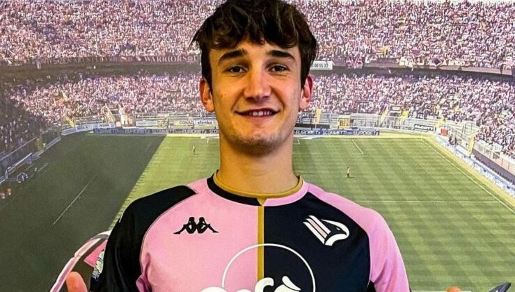 Samuele Damiani al momento della firma con la maglia del Palermo - Credit: Palermo FC