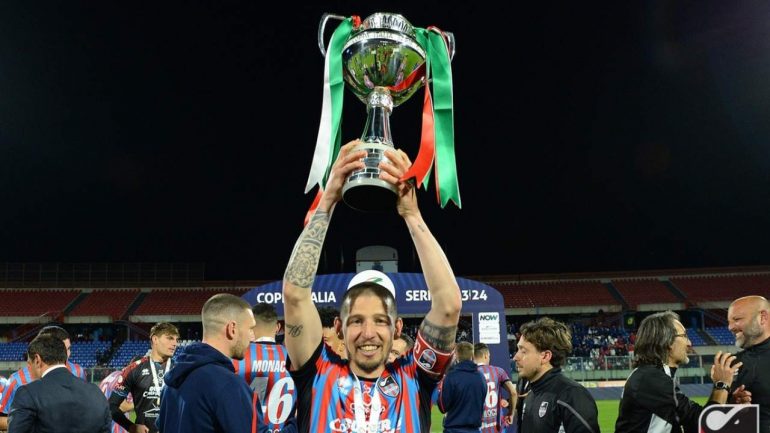 Rapisarda che alza la Coppa Italia Serie C