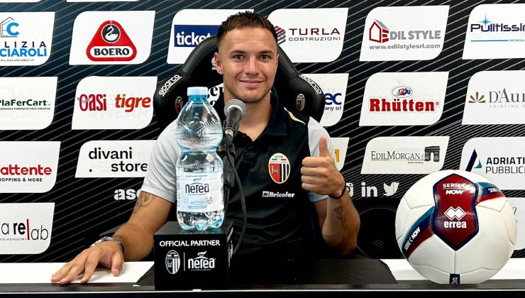 Mattia Tirelli durante la presentazione ufficiale con l'Ascoli / Credit: Ascoli Calcio / www.lacasadic.com