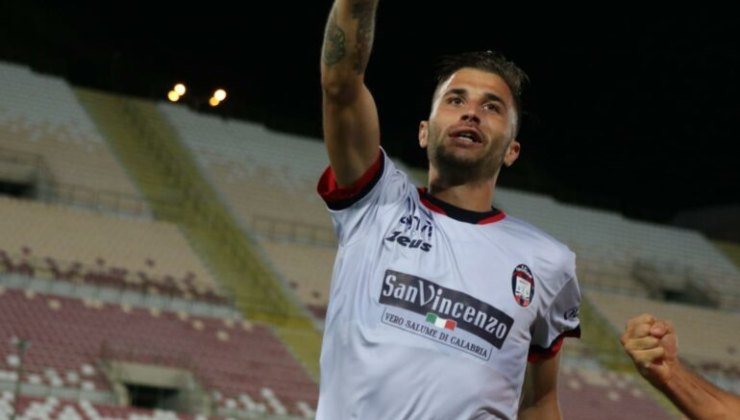 Tribuzzi esulta con la maglia del Crotone