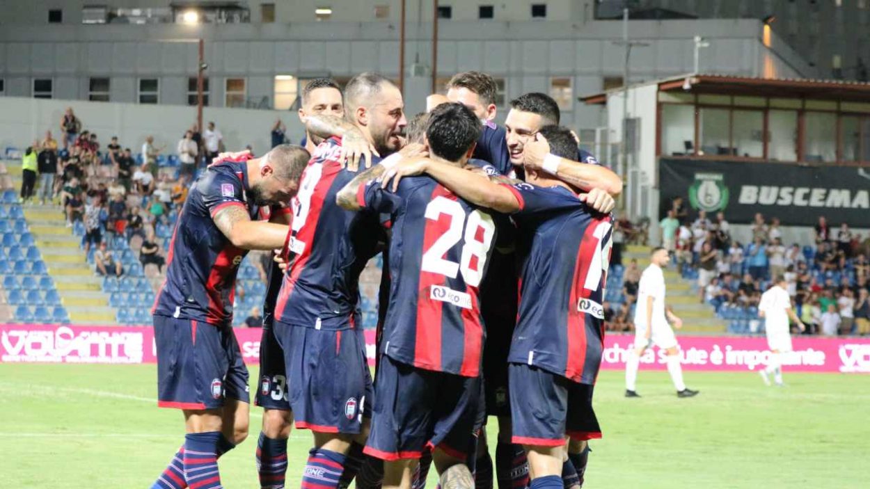 L'esultanza di squadra del Crotone (Ufficio Stampa Crotone) / www.lacasadic.com