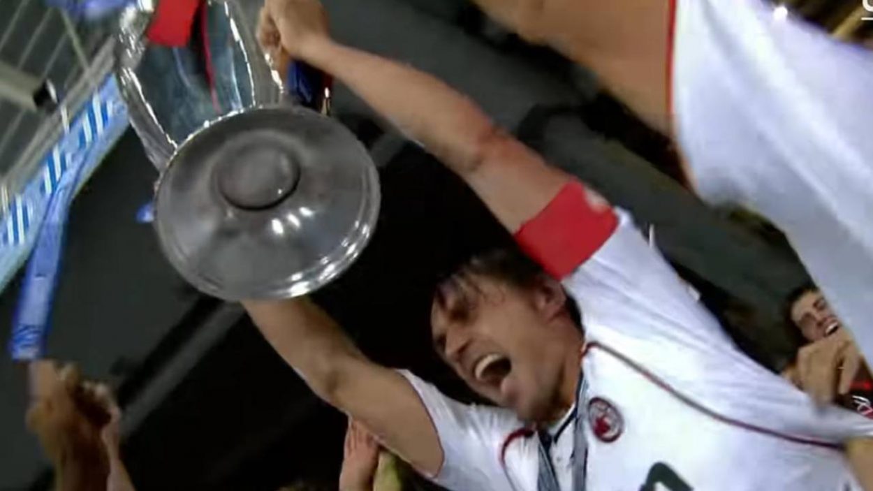 Maldini che alza la Champions