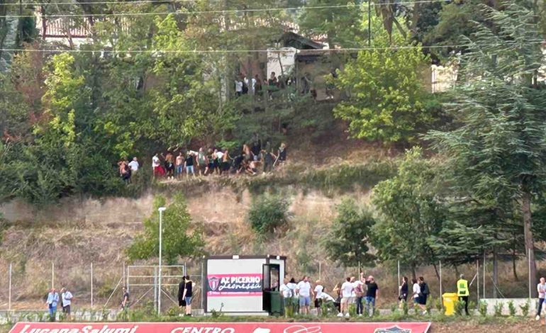 Tifosi dell'Avellino contro il Picerno guardano la gara dalla montagna