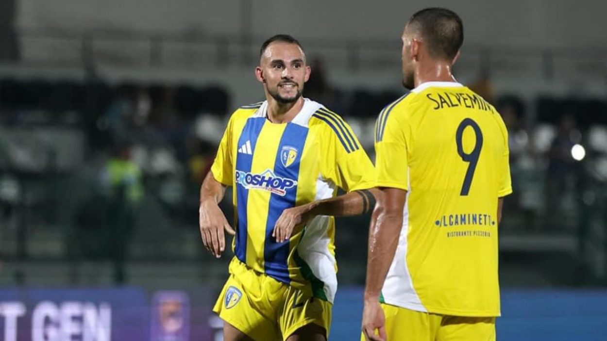 cuppone e salvemini in azione con la maglia del cerignola