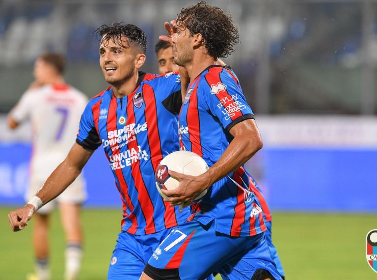 Gregorio Luperini esulta per il suo primo gol con il Catania