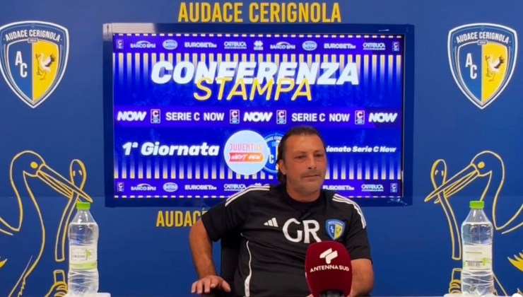 l'allenatore del cerignola giuseppe raffaele in conferenza stampa