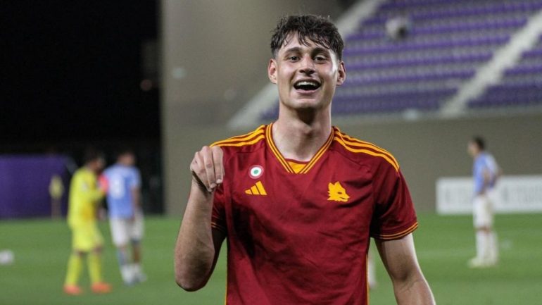 filippo alessio con la maglia della roma primavera