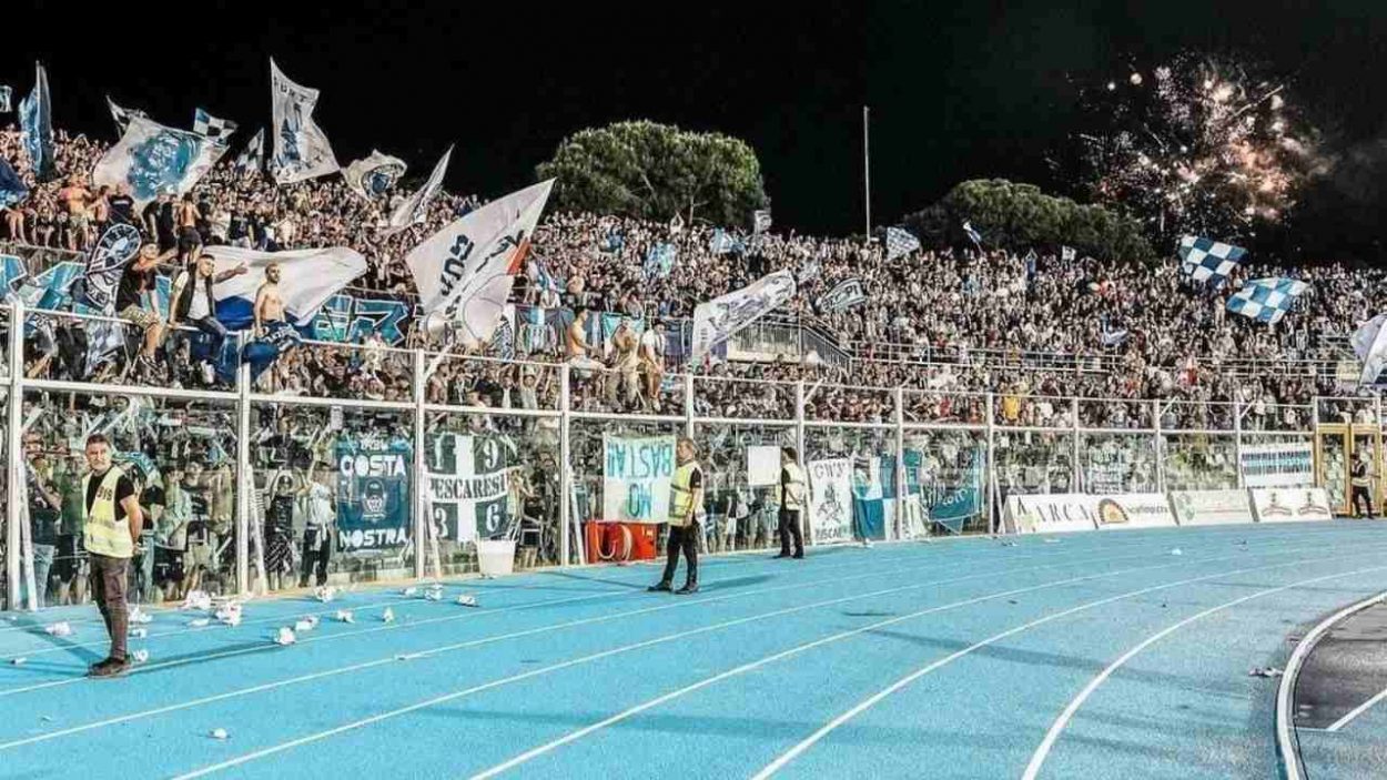 tifosi del Pescara allo stadio Adriatico