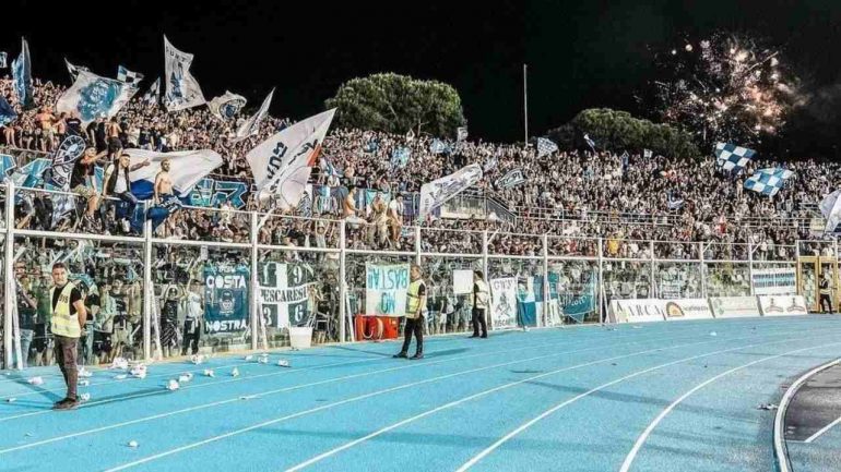 tifosi del Pescara allo stadio Adriatico