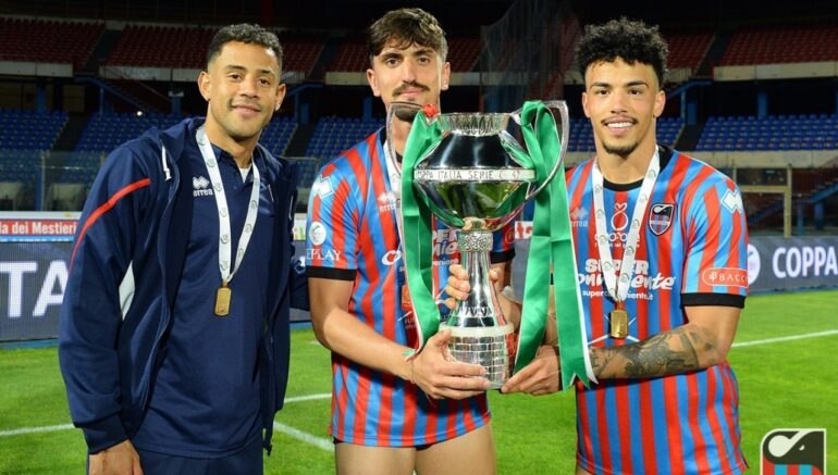 Tello, Ndoj e Bouah con la Coppa - Credit: Catania FC