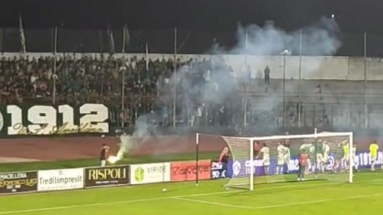 I tifosi dell'Avellino contestano la squadra | Screenshot | lacasadic.com