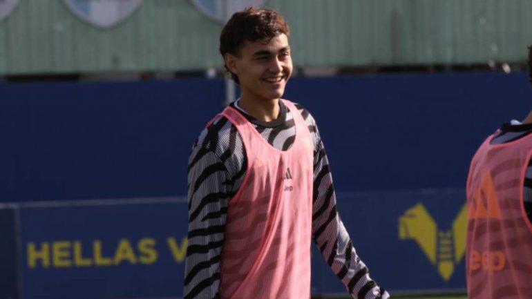 Alfonso Montero durante il riscaldamento con la maglia della Juventus