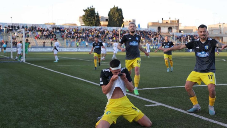 Galo Capomaggio esulta dopo il gol contro il Giugliano