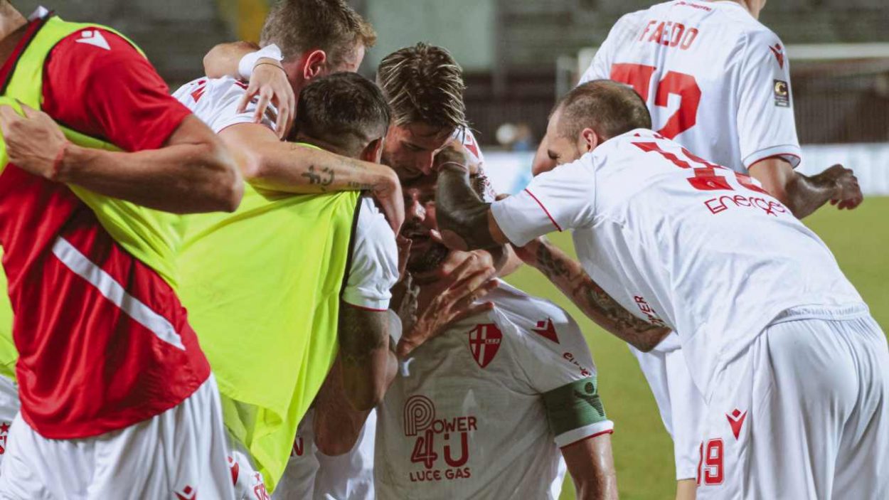 Esultanza del Padova al gol di Bianchi