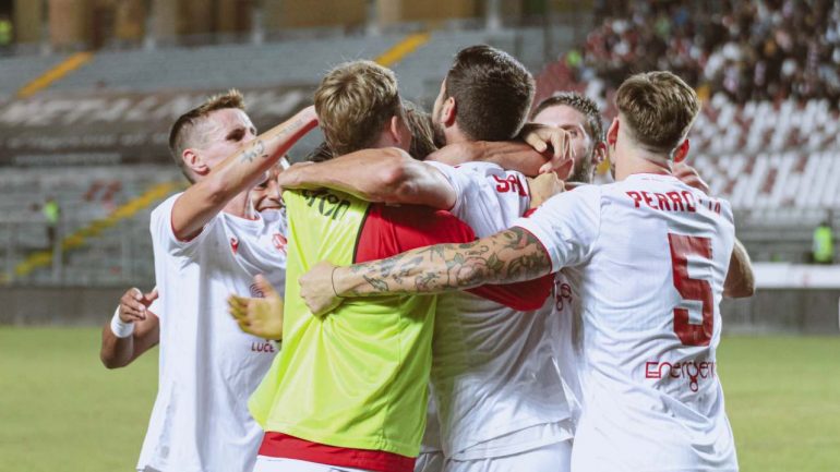 Esultanza del Padova al gol di Spagnoli