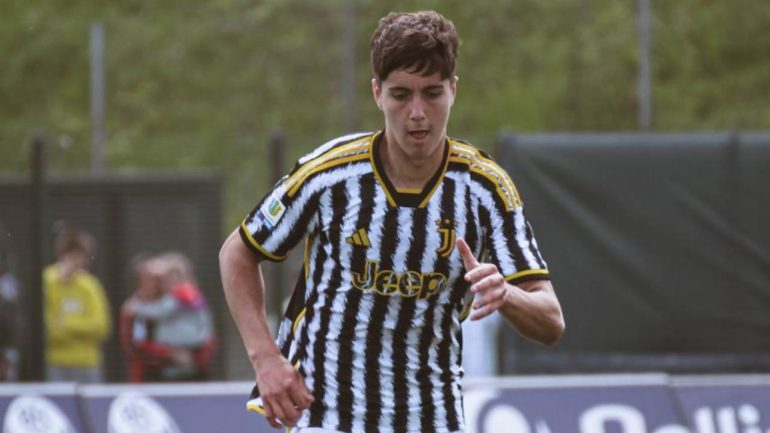 Javier Gil Poche con la maglia della Juventus,