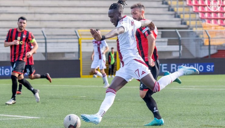 Maguette Fall con la maglia del Trapani