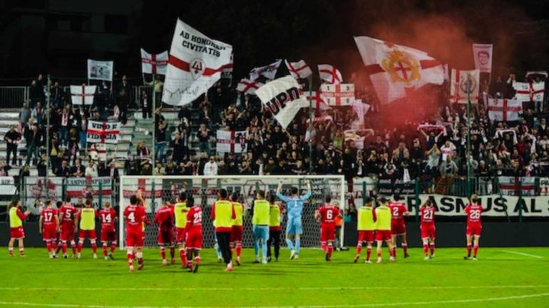 Il Padova festeggia la vittoria - crediti Calcio Padova/Davide Boggian - www.lacasadic.com