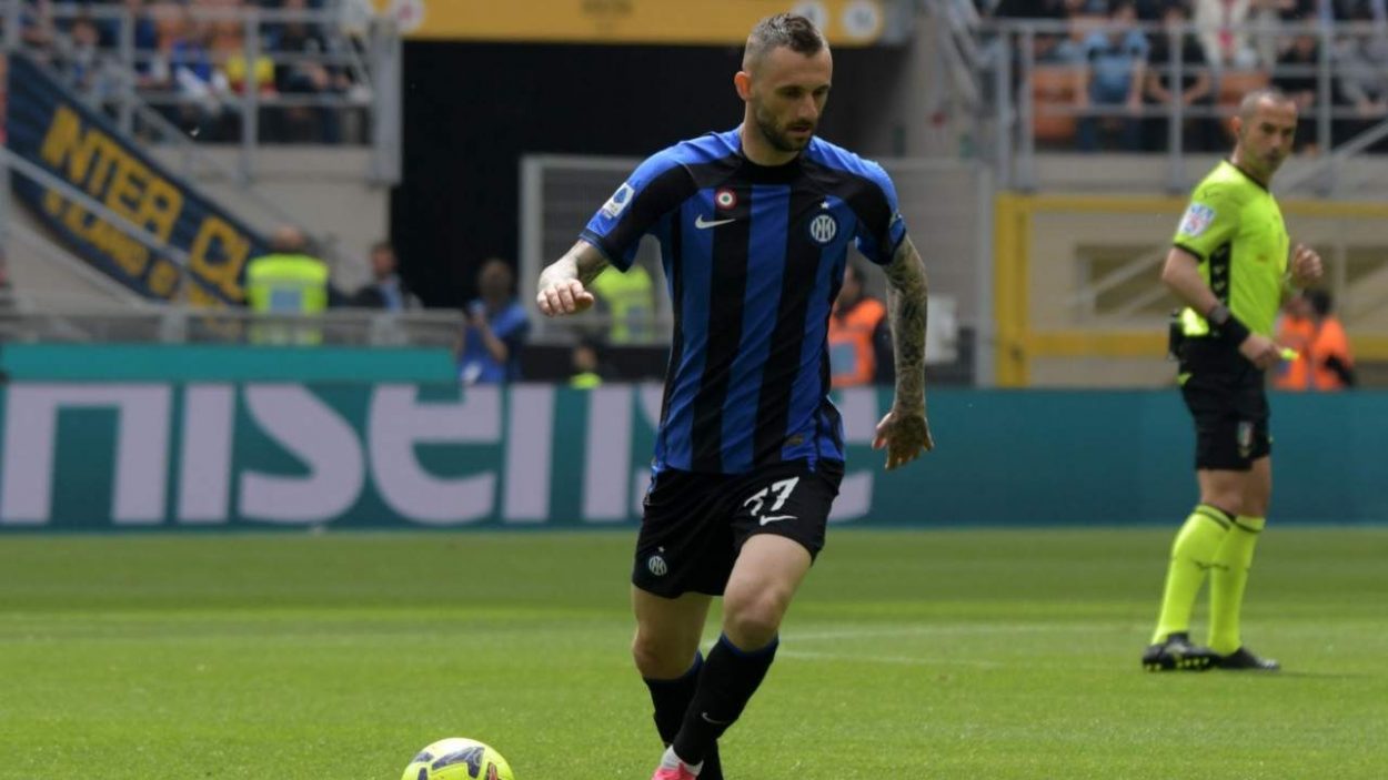 Brozovic con la maglietta dell'Inter