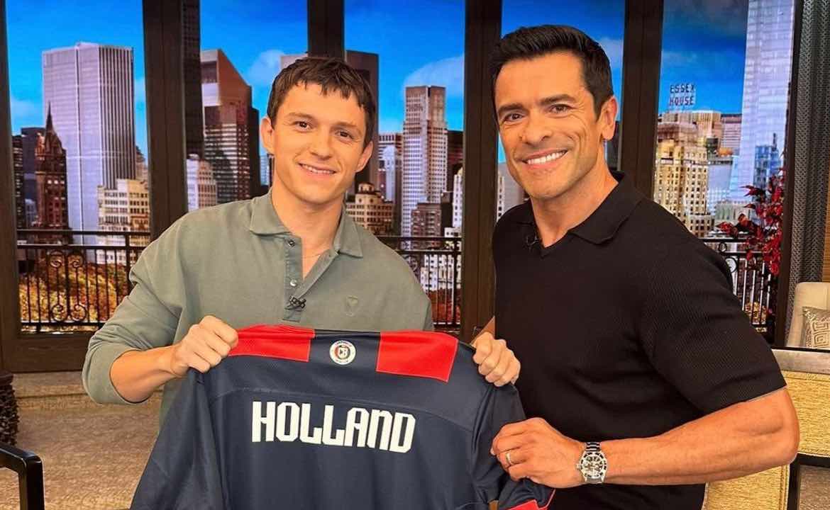 Tom Holland esibisce la maglia del Campobasso