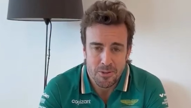 Fernando Alonso con la maglia dell'Aston Martin