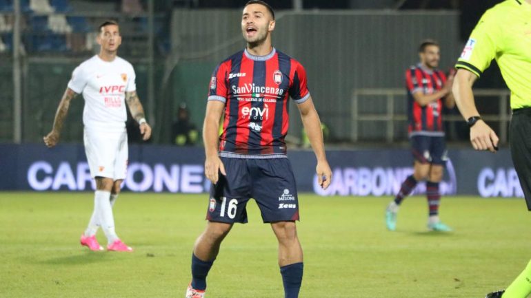 Gallo con la maglia del Crotone