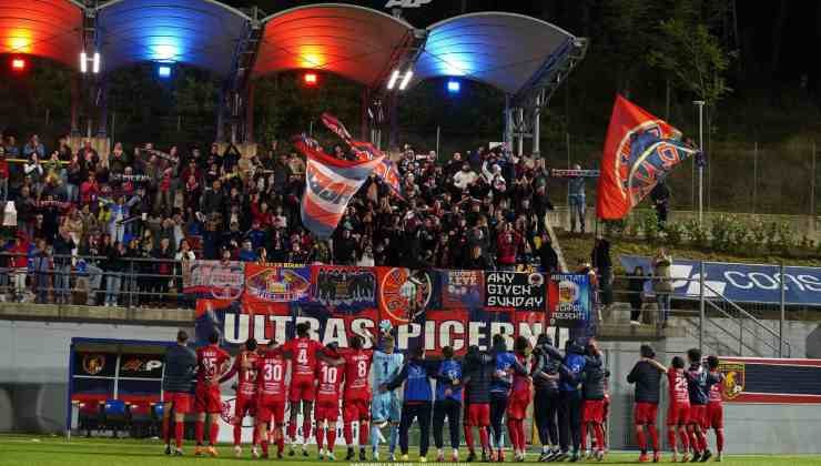 La squadra del Picerno festeggia con i propri tifosi