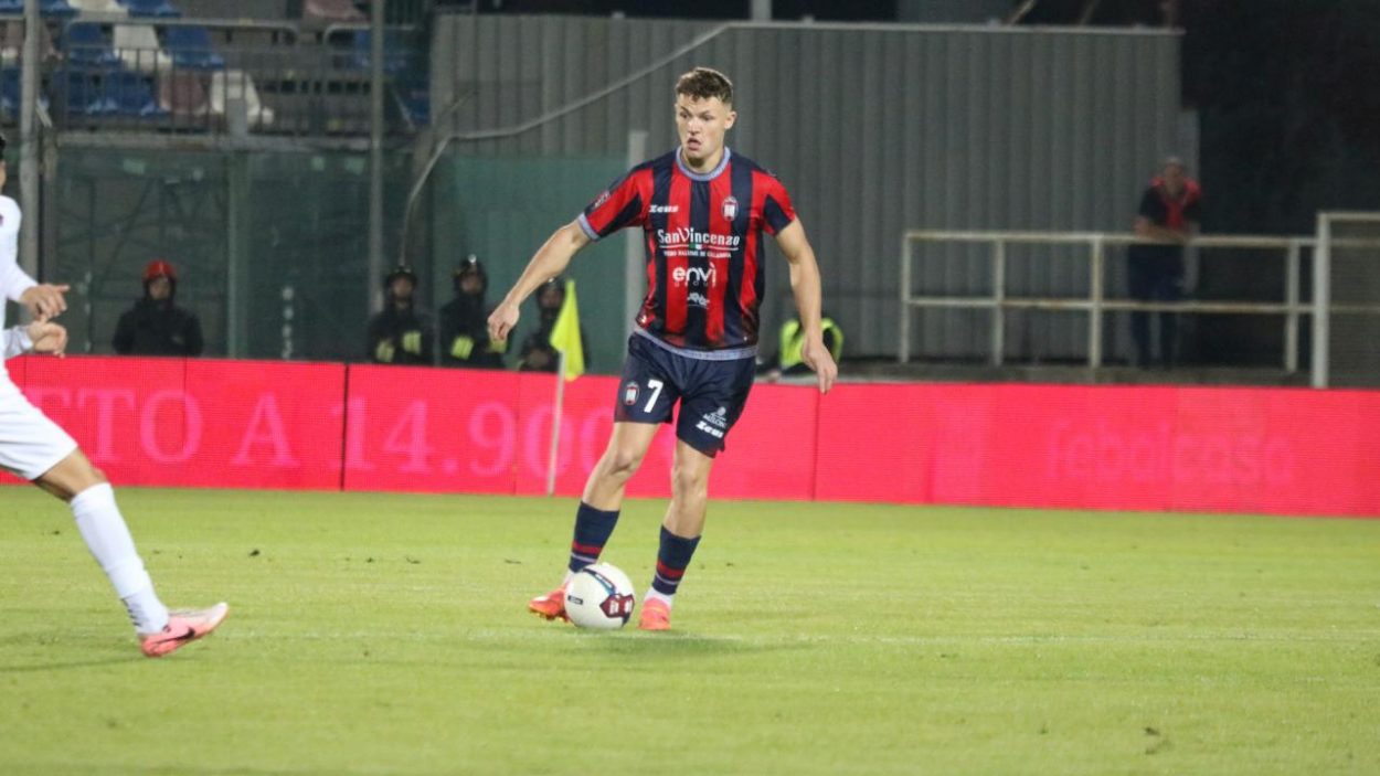 Oviszach con la maglia del Crotone