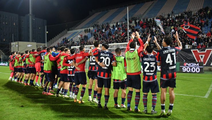 Il Crotone festeggia insieme ai suoi tifosi (Credit: Crotone FC) / www.lacasadic.com