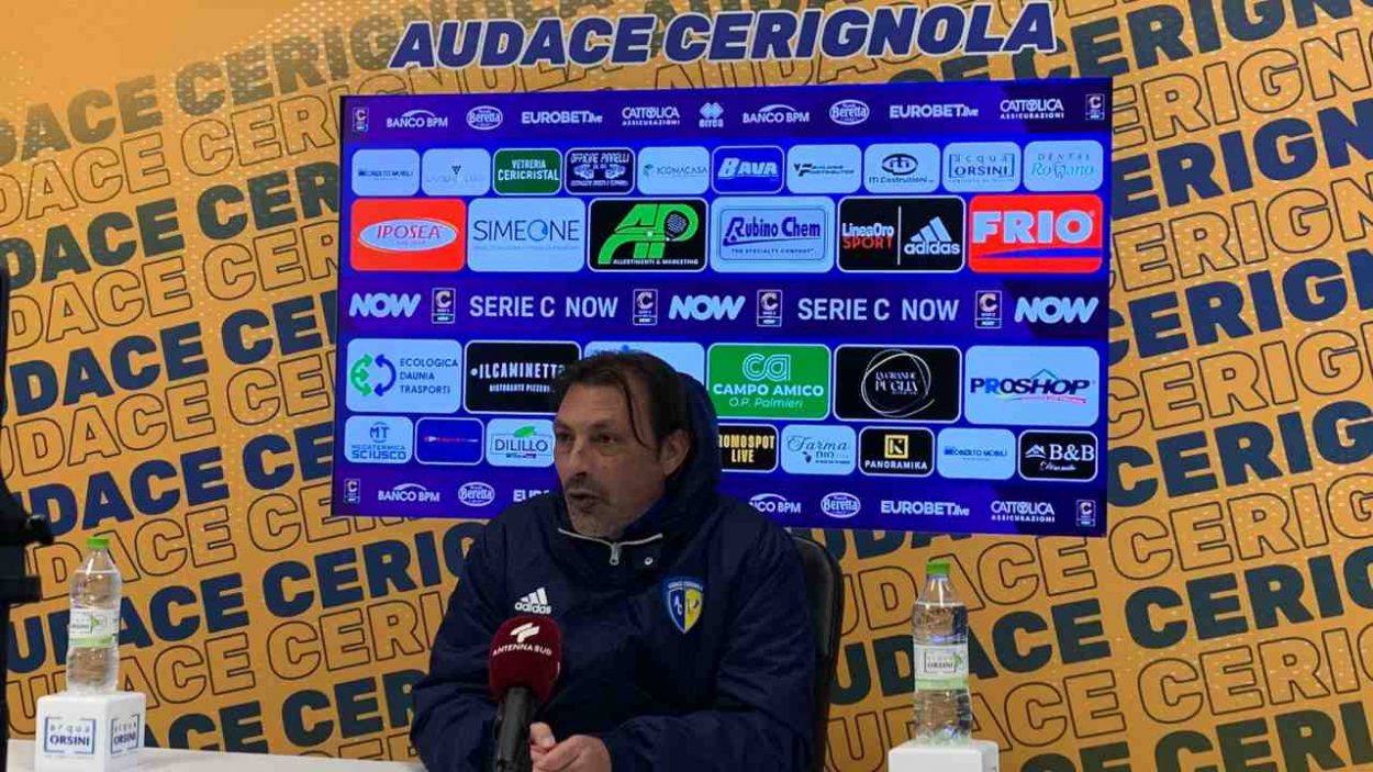 L'allenatore dell'Audace Cerignola Raffaele in conferenza stampa