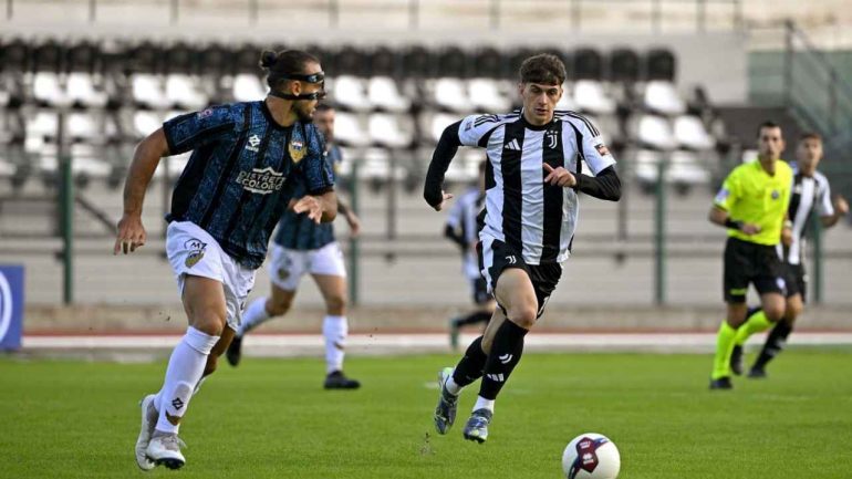 Lorenzo Anghelè della Juventus Next Gen e Berman del Latina (Credit: Latina Calcio) / www.lacasadic.com