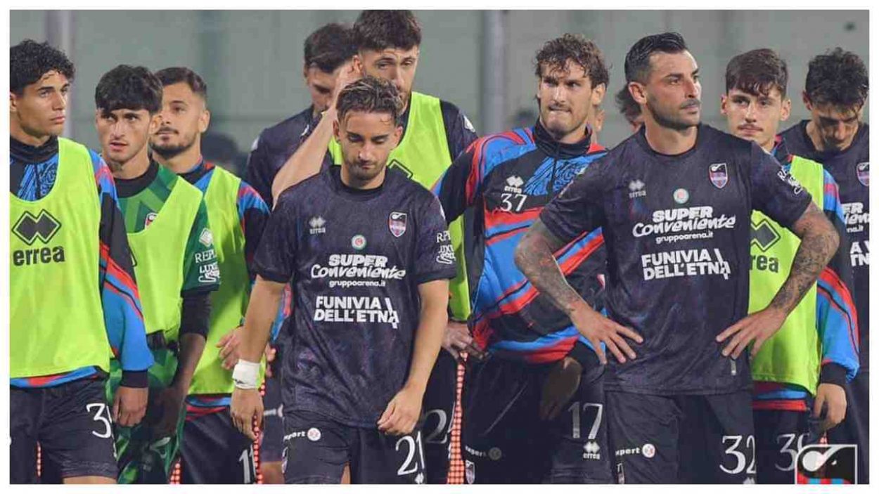 La delusione del Catania dopo il pareggio contro il Messina