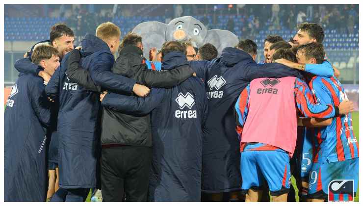 Il Catania esulta dopo la vittoria sul Trapani