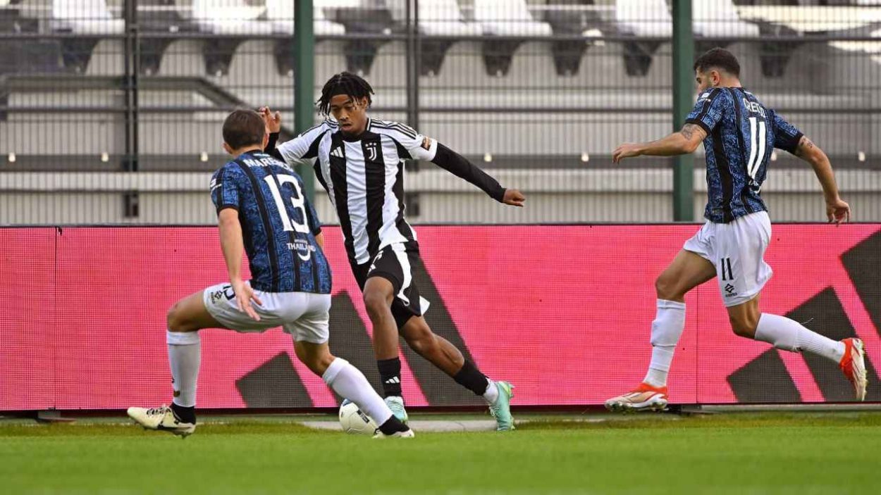 Livano Comenencia della Juventus Next Gen contro Marenco e Crecco del Latina (Credit: Latina Calcio) / www.lacasadic.com