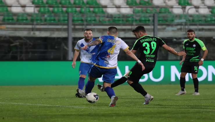 Francesco Grandolfo con la maglia del Monopoli