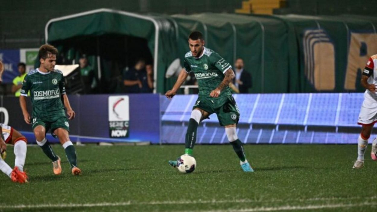 Lorenzo Sgarbi con la maglia dell'Avellino