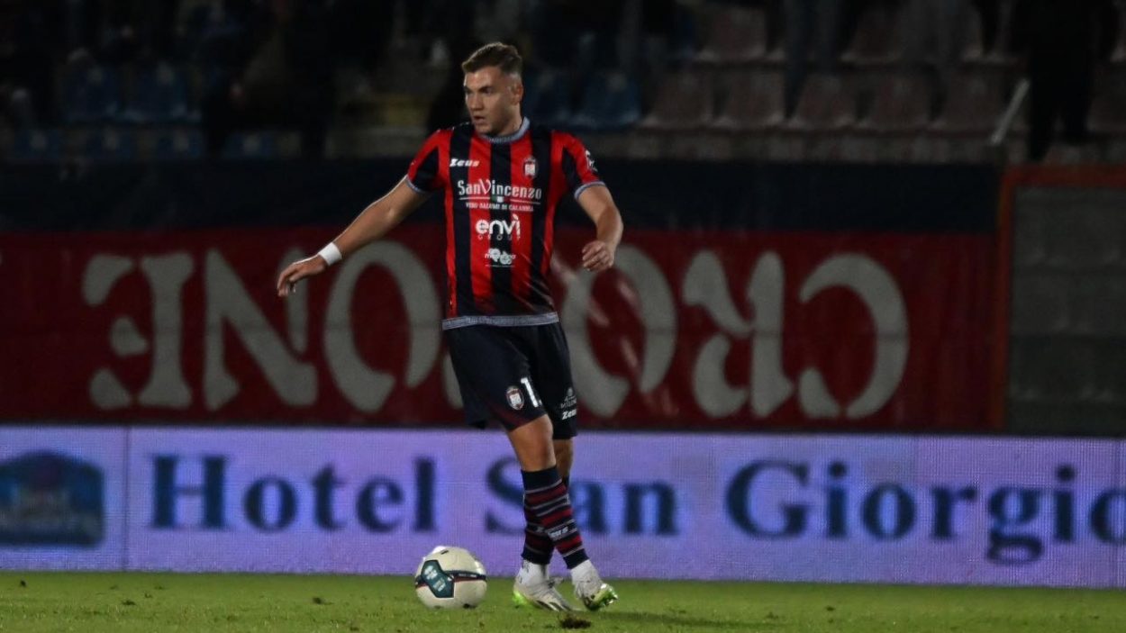 Nicolò Armini in azione con la maglia del Crotone / Credit: FC Crotone / www.lacasadic.com