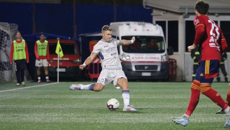 Nicolò Armini in azione con la maglia del Crotone / Credit: FC Crotone / www.lacasadic.com